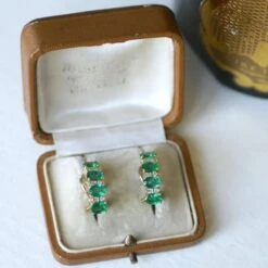 Boucles D'oreilles Clips En Or Jaune, émeraudes Et Diamants -Castafiore Boutique boucles doreilles clips en or jaune emeraudes et diamants 482069