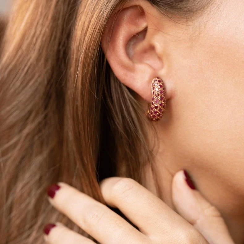 Boucles D'oreilles Clips Demi-Créoles En Or Jaune Pavées De Rubis 2 Boucles D'oreilles Clips Demi-Créoles En Or Jaune Pavées De Rubis – Image 2