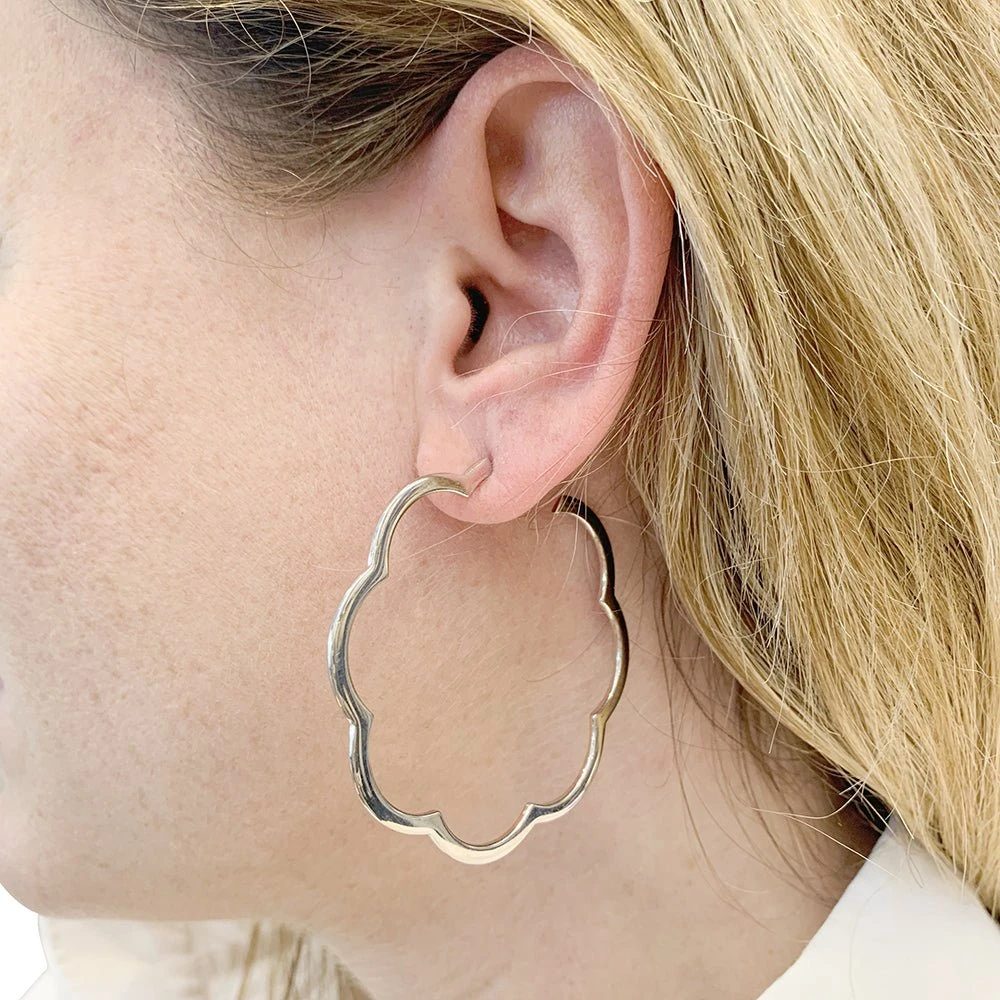 Miller Boucles D'oreilles Créoles CHANEL "Profil De Camélia" En Or Blanc 2 Miller Boucles D'oreilles Créoles CHANEL "Profil De Camélia" En Or Blanc – Image 2