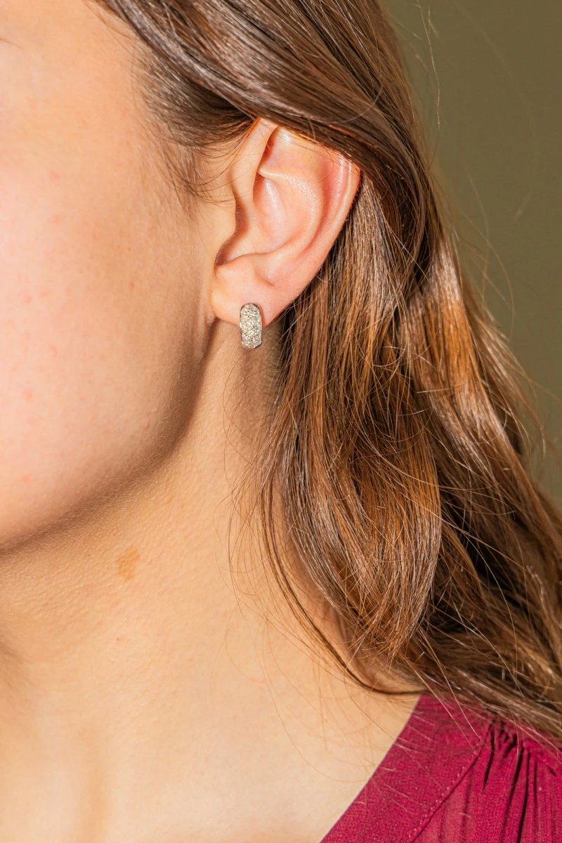 Boucles D'oreilles Demi Créoles Or Blanc Diamant 2 Boucles D'oreilles Demi Créoles Or Blanc Diamant – Image 2