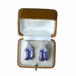 Boucles D'oreilles Dormeuses En Or Blanc, Améthystes Et Diamants -Castafiore Boutique boucles doreilles dormeuses en or blanc amethystes et diamants 346116