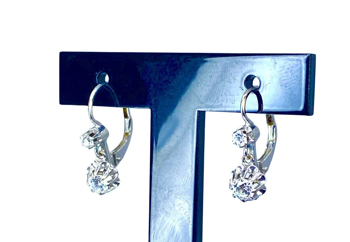 Boucles D’oreilles Dormeuses En Or Blanc En Pierres Blanches 4 Boucles D’oreilles Dormeuses En Or Blanc En Pierres Blanches – Image 4