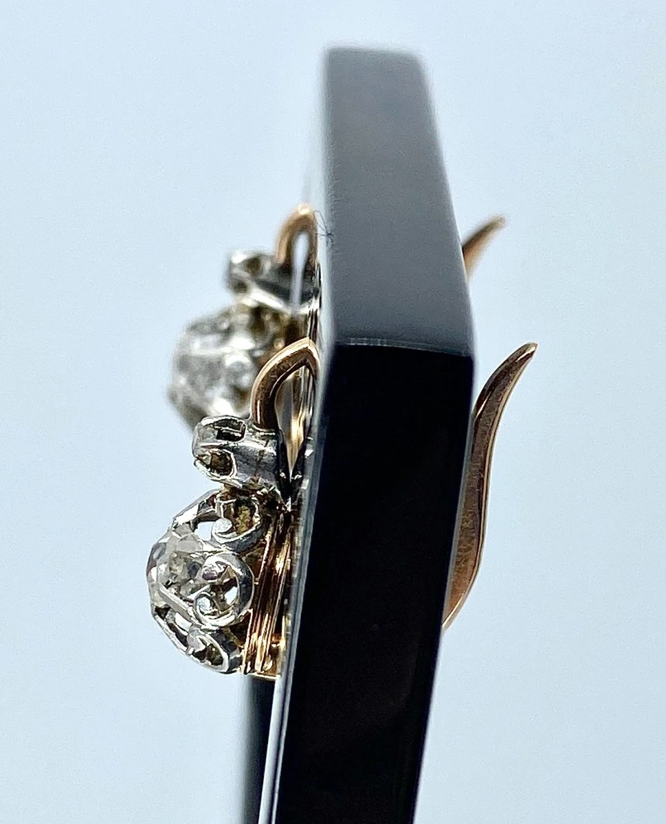 Boucles D’oreilles En Or 18 Carats Et Diamants, époque 1900. 3 Boucles D’oreilles En Or 18 Carats Et Diamants, époque 1900. – Image 3