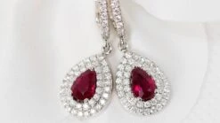 Boucles D'oreilles En Or Blanc, Rubis Poire Et Diamants