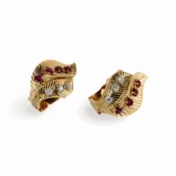 Boucles D'oreilles Clip VAN CLEEF & ARPELS "Feuillage" En Or Jaune, Rubis Et Diamants