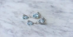 Boucles D'oreilles Gouttes Topaze Bleue Et Diamant Sur Or Blanc 14 Boucles D'oreilles Gouttes Topaze Bleue Et Diamant Sur Or Blanc -Castafiore Boutique boucles doreilles gouttes topaze bleue et diamant sur or blanc 175335