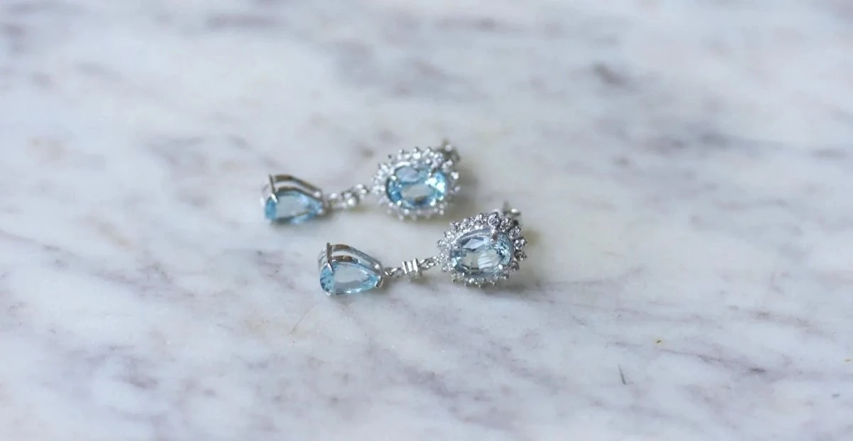 Boucles D'oreilles Gouttes Topaze Bleue Et Diamant Sur Or Blanc 5 Boucles D'oreilles Gouttes Topaze Bleue Et Diamant Sur Or Blanc – Image 5