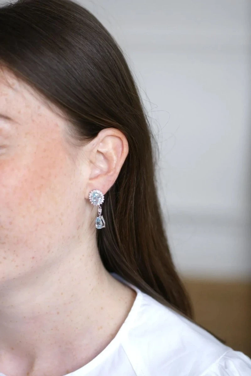 Boucles D'oreilles Gouttes Topaze Bleue Et Diamant Sur Or Blanc 10 Boucles D'oreilles Gouttes Topaze Bleue Et Diamant Sur Or Blanc – Image 10