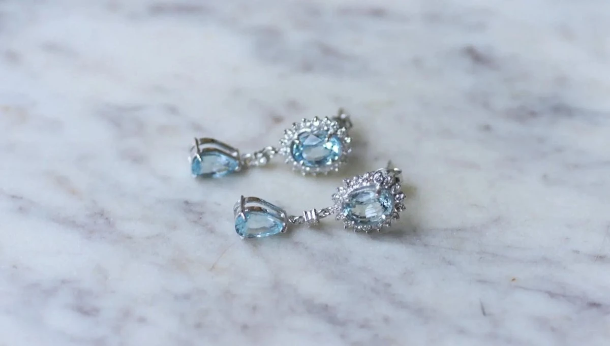 Boucles D'oreilles Gouttes Topaze Bleue Et Diamant Sur Or Blanc 2 Boucles D'oreilles Gouttes Topaze Bleue Et Diamant Sur Or Blanc – Image 2