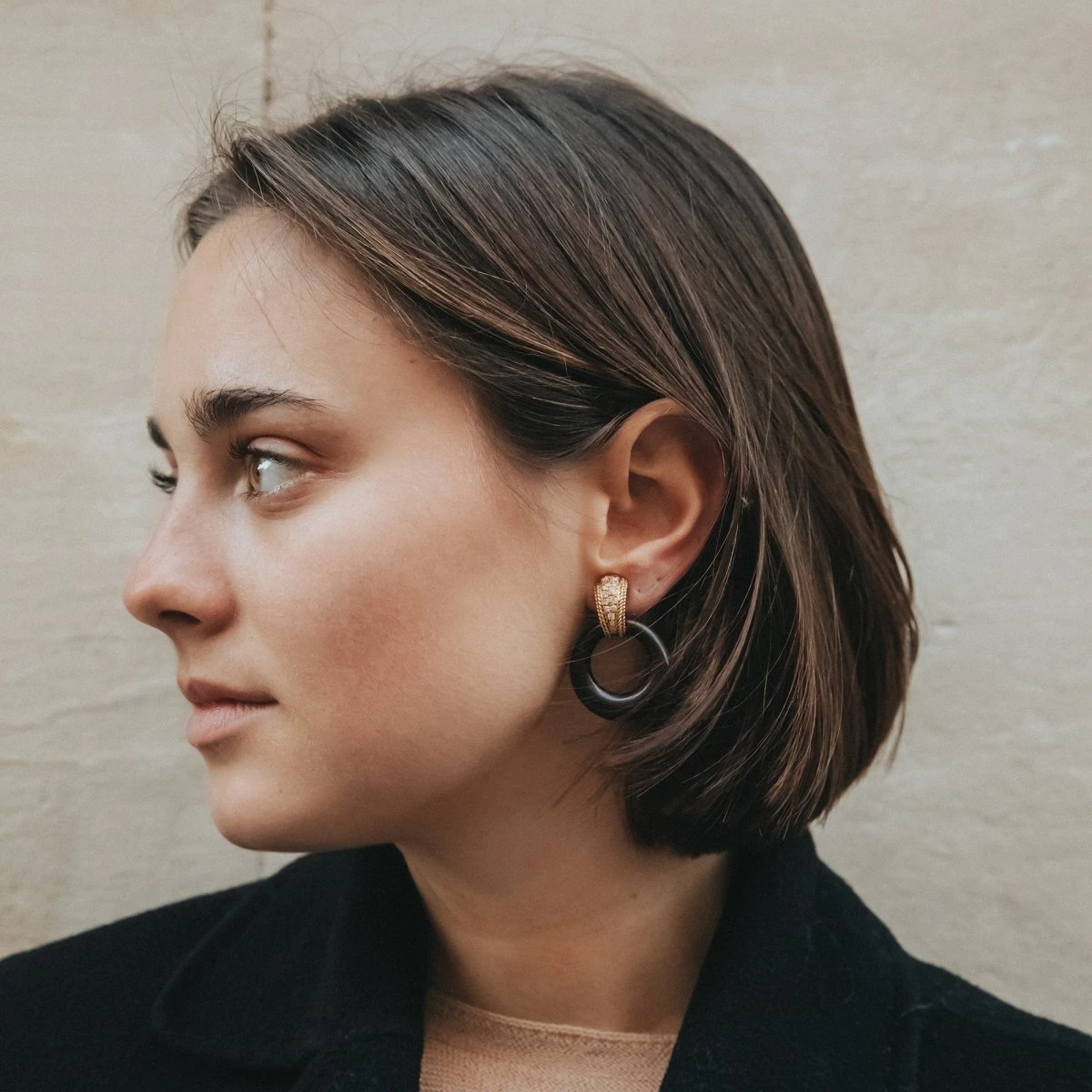 Boucles D'oreilles Interchangeables VAN CLEEF & ARPELS En Or Jaune, Onyx, Corail Blanc Et Diamants 2 Boucles D'oreilles Interchangeables VAN CLEEF & ARPELS En Or Jaune, Onyx, Corail Blanc Et Diamants – Image 2