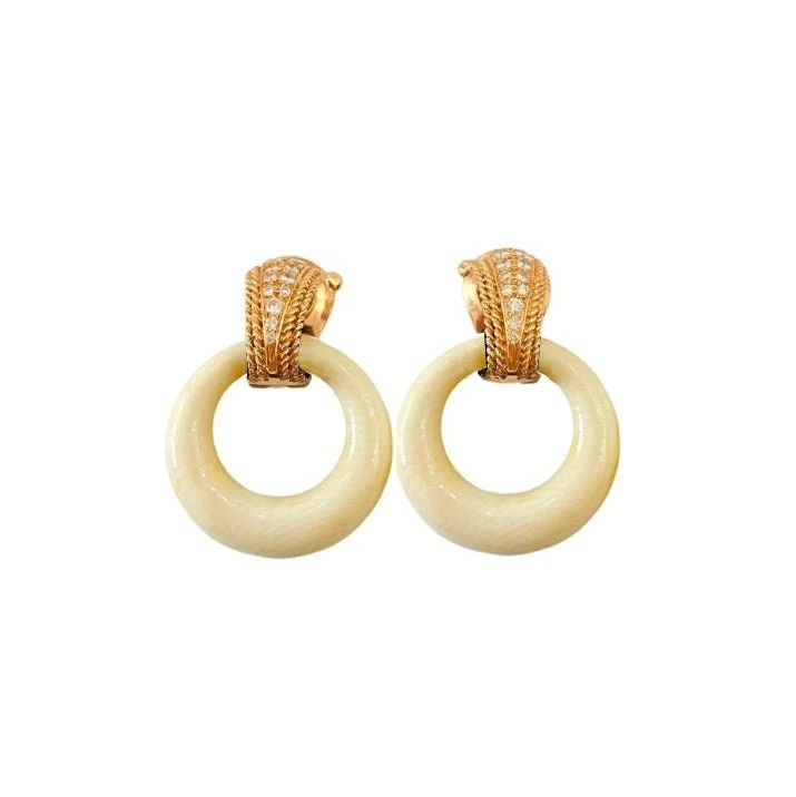 Boucles D'oreilles Interchangeables VAN CLEEF & ARPELS En Or Jaune, Onyx, Corail Blanc Et Diamants 4 Boucles D'oreilles Interchangeables VAN CLEEF & ARPELS En Or Jaune, Onyx, Corail Blanc Et Diamants – Image 4