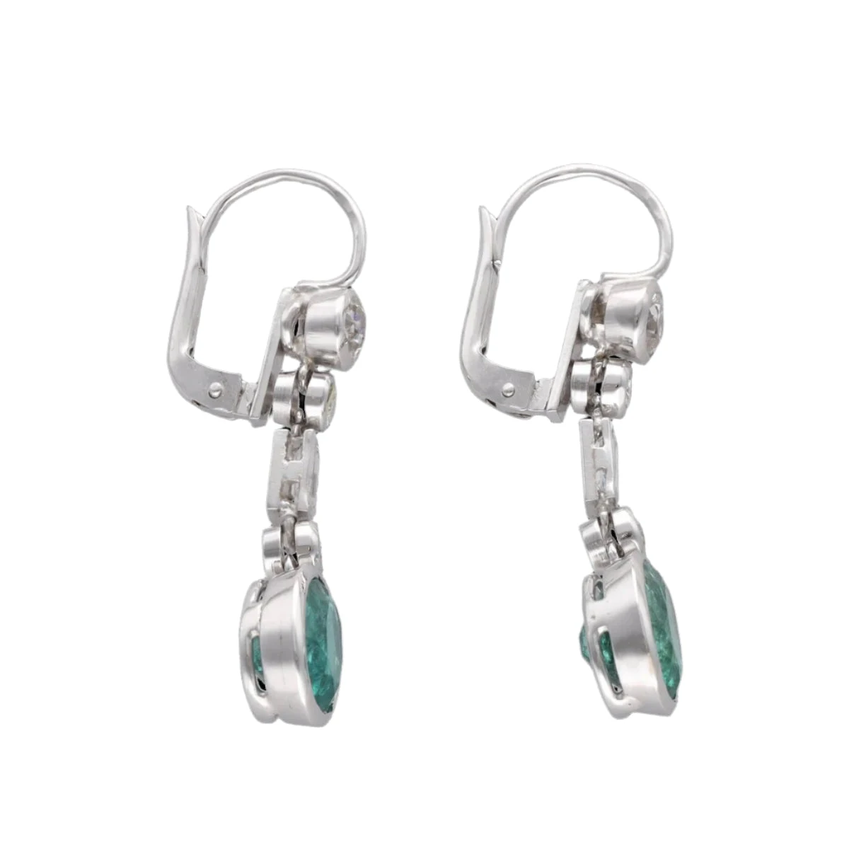 Boucles D'oreilles Pendantes En Or Blanc, émeraudes Et Diamants 3 Boucles D'oreilles Pendantes En Or Blanc, émeraudes Et Diamants – Image 3