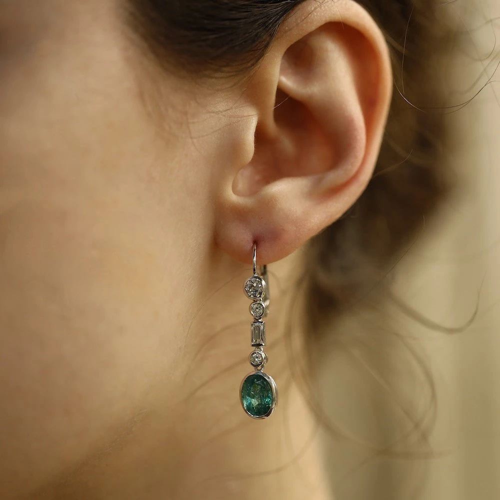 Boucles D'oreilles Pendantes En Or Blanc, émeraudes Et Diamants 2 Boucles D'oreilles Pendantes En Or Blanc, émeraudes Et Diamants – Image 2