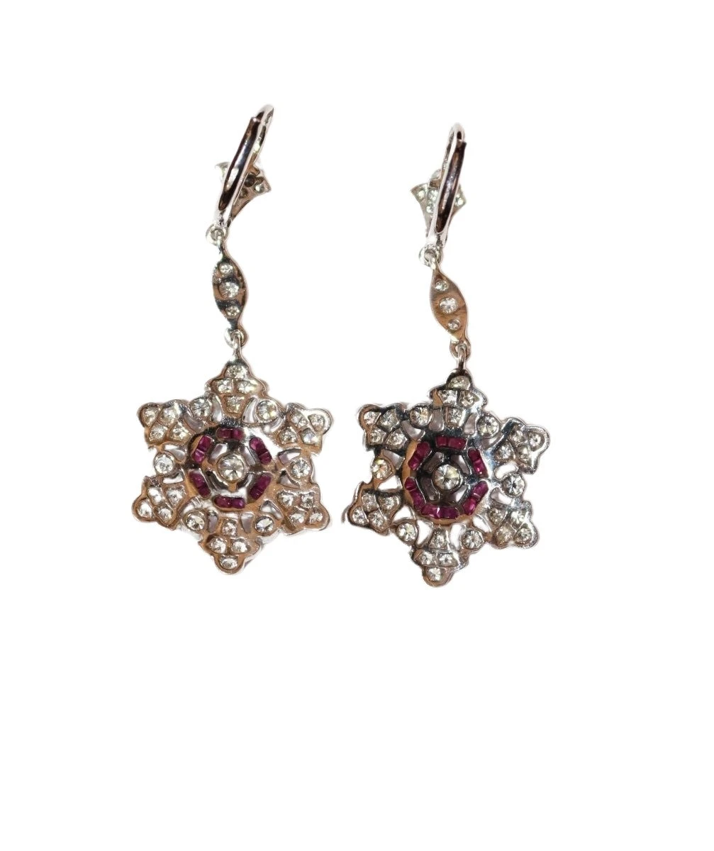 Boucles D’oreilles Pendantes DIAFINI En Or Blanc Et Diamants Et Rubis 3 Boucles D’oreilles Pendantes DIAFINI En Or Blanc Et Diamants Et Rubis – Image 3