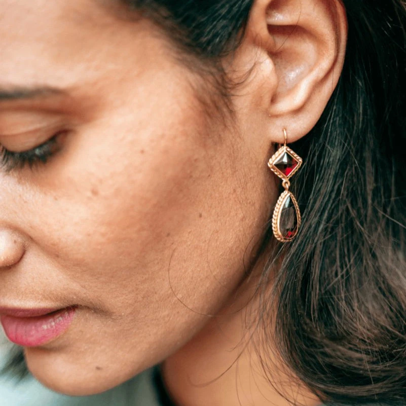 Boucles D'oreilles Pendantes En Or Jaune Et Grenats 2 Boucles D'oreilles Pendantes En Or Jaune Et Grenats – Image 2