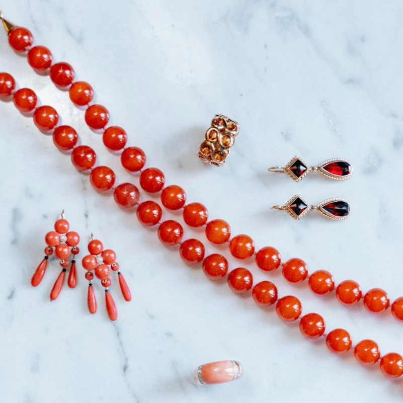 Boucles D'oreilles Pendantes En Or Jaune Et Grenats 4 Boucles D'oreilles Pendantes En Or Jaune Et Grenats – Image 4