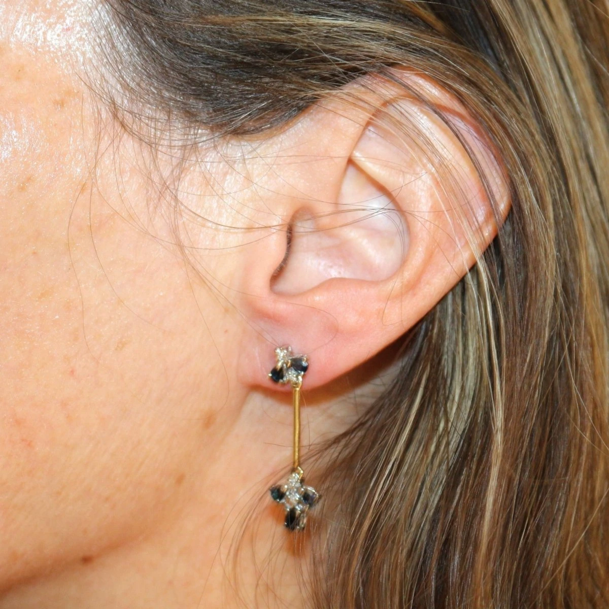 Boucles D'oreilles Pendantes En Or Jaune, Or Blanc Et Saphir 2 Boucles D'oreilles Pendantes En Or Jaune, Or Blanc Et Saphir – Image 2