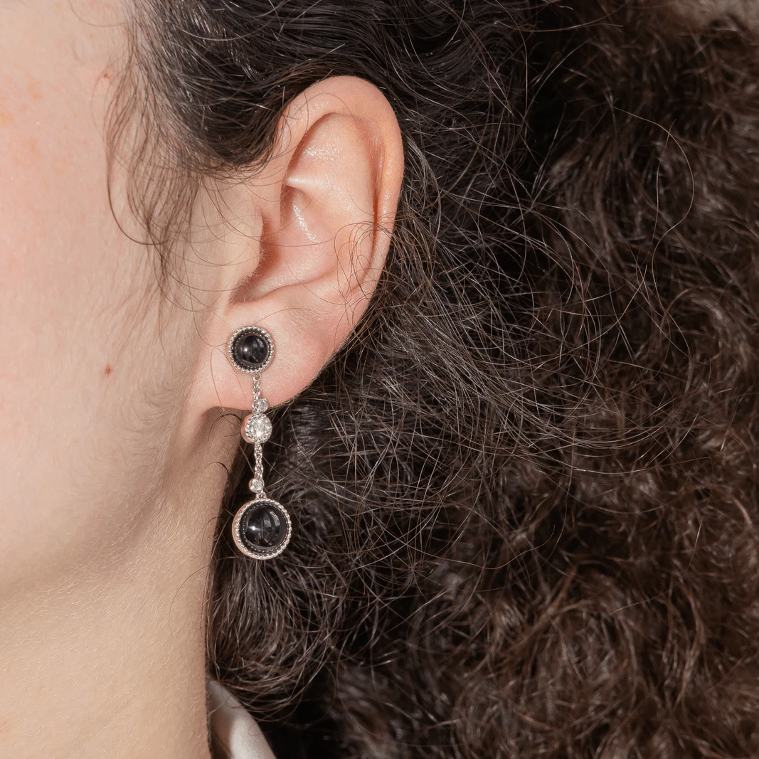 Boucles D'oreilles Pendantes SUSIE OTÉRO En Or Blanc, Onyx Et Diamants 2 Boucles D'oreilles Pendantes SUSIE OTÉRO En Or Blanc, Onyx Et Diamants – Image 2