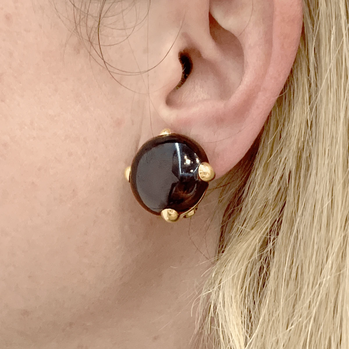 Miller Boucles D'oreilles Clips POMELLATO "Griffe" En Or Jaune Et Grenat 2 Miller Boucles D'oreilles Clips POMELLATO "Griffe" En Or Jaune Et Grenat – Image 2