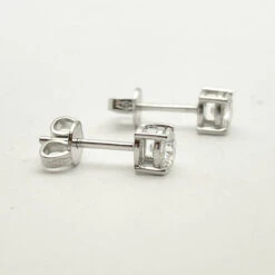 Boucles D'oreilles Puces En Or Blanc Et Diamants Naturels 12 Boucles D'oreilles Puces En Or Blanc Et Diamants Naturels -Castafiore Boutique boucles doreilles puces en or blanc et diamants naturels 164964