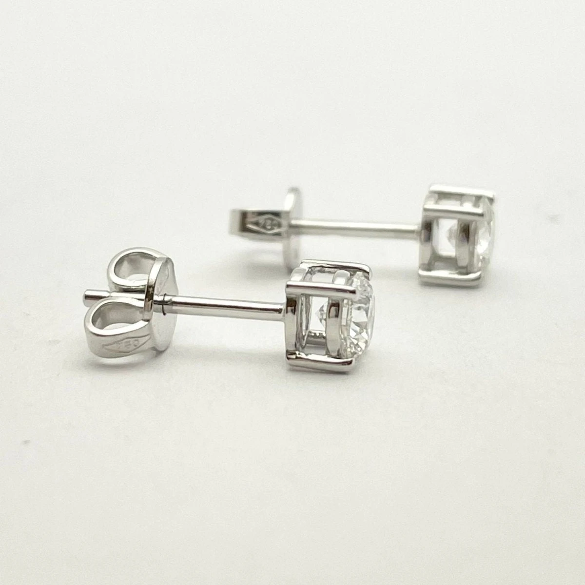 Boucles D'oreilles Puces En Or Blanc Et Diamants Naturels 6 Boucles D'oreilles Puces En Or Blanc Et Diamants Naturels – Image 6