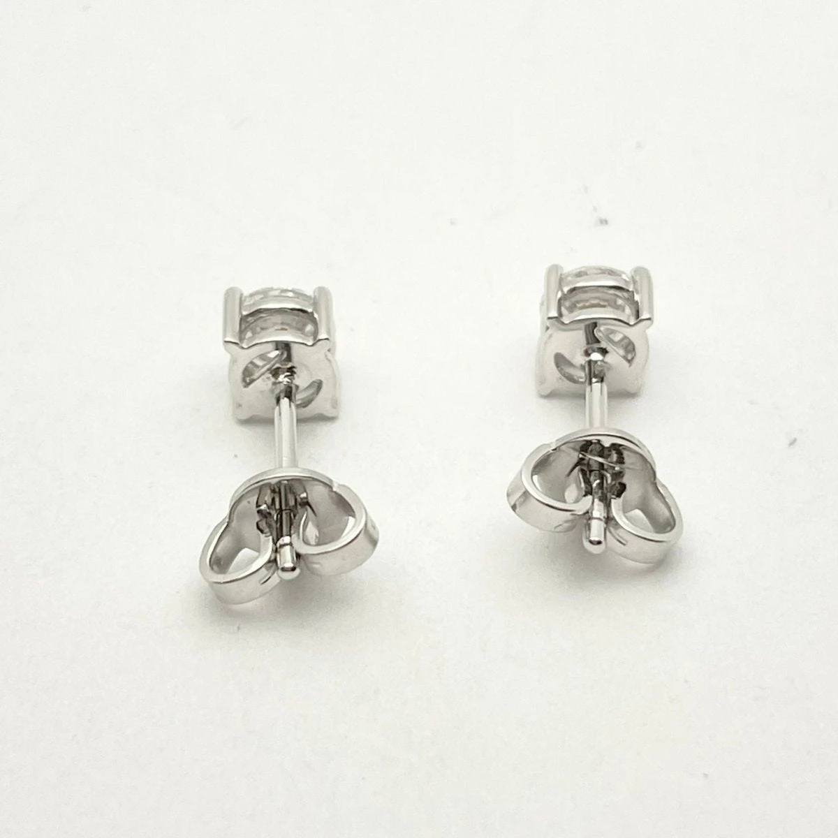 Boucles D'oreilles Puces En Or Blanc Et Diamants Naturels 5 Boucles D'oreilles Puces En Or Blanc Et Diamants Naturels – Image 5