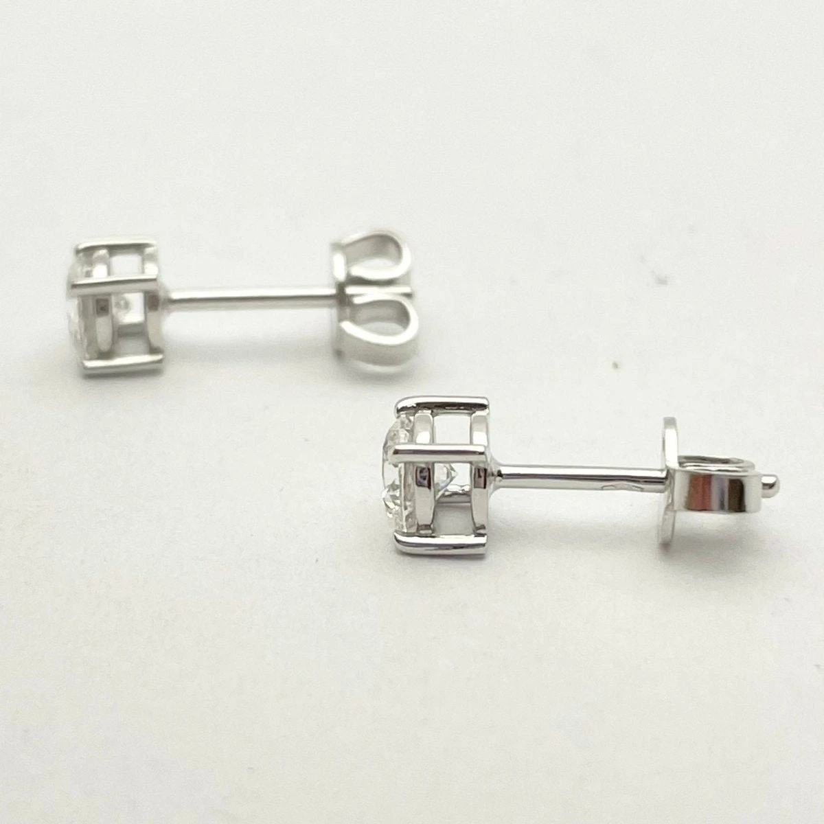 Boucles D'oreilles Puces En Or Blanc Et Diamants Naturels 3 Boucles D'oreilles Puces En Or Blanc Et Diamants Naturels – Image 3