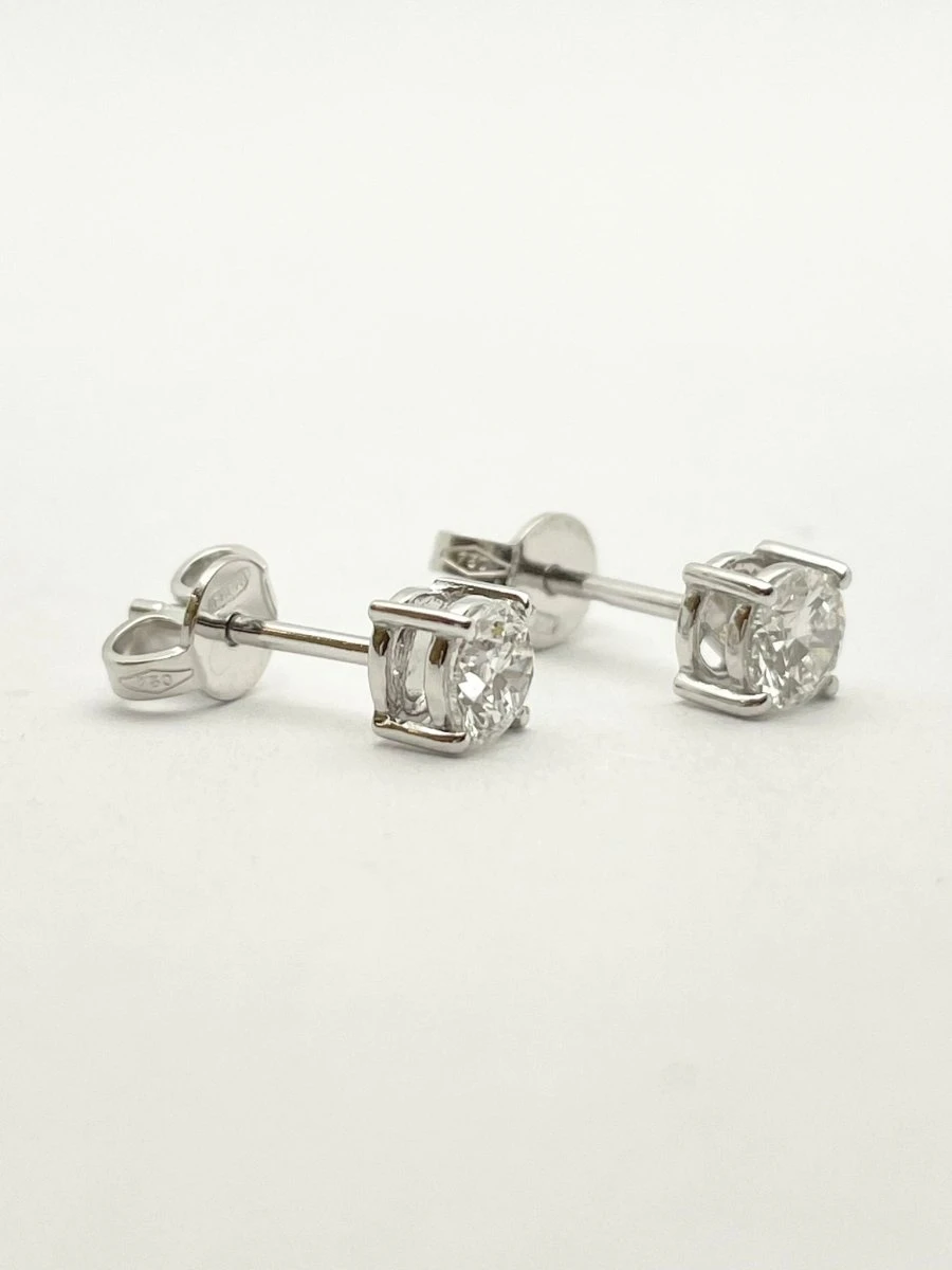 Boucles D'oreilles Puces En Or Blanc Et Diamants Naturels 4 Boucles D'oreilles Puces En Or Blanc Et Diamants Naturels – Image 4