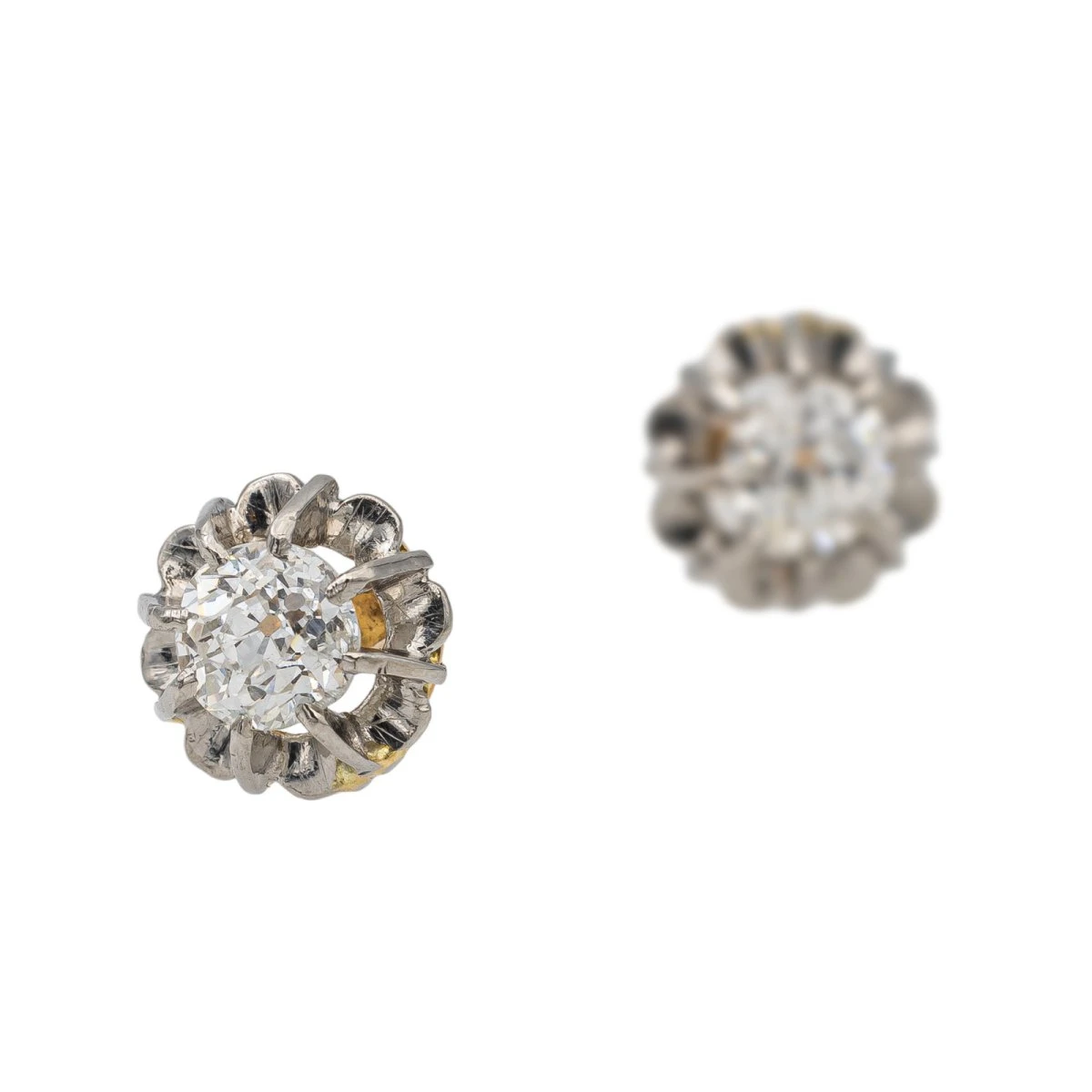 Boucles D'oreilles Puces En Or Jaune, Or Blanc Et Diamant 3 Boucles D'oreilles Puces En Or Jaune, Or Blanc Et Diamant – Image 3