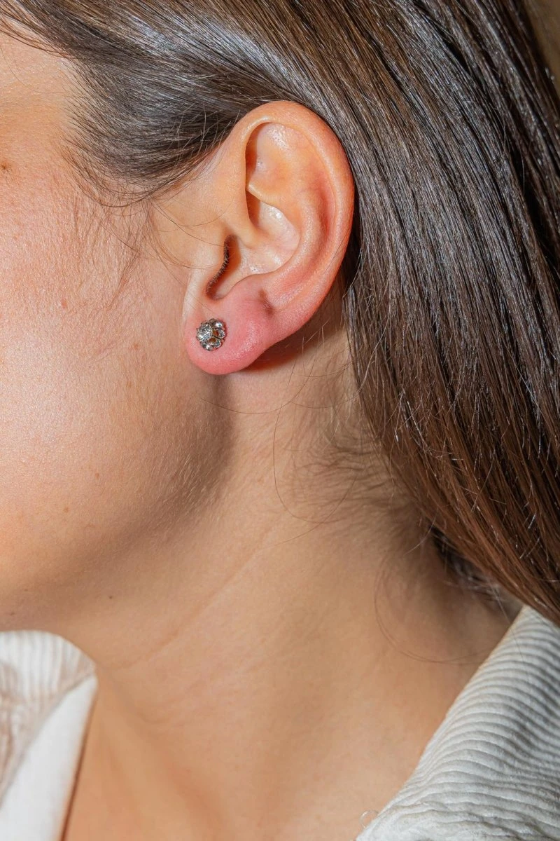 Boucles D'oreilles Puces En Or Jaune, Or Blanc Et Diamant 2 Boucles D'oreilles Puces En Or Jaune, Or Blanc Et Diamant – Image 2