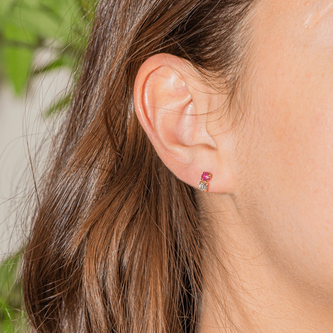 Boucles D'oreilles Puces En Or Jaune, Rubis Et Diamants 2 Boucles D'oreilles Puces En Or Jaune, Rubis Et Diamants – Image 2