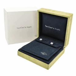 Boucles D'oreilles Puces VAN CLEEF & ARPELS "Sweet Alhambra" En Or Blanc Et Diamants -Castafiore Boutique boucles doreilles puces van cleef arpels sweet alhambra en or blanc et diamants 9992385