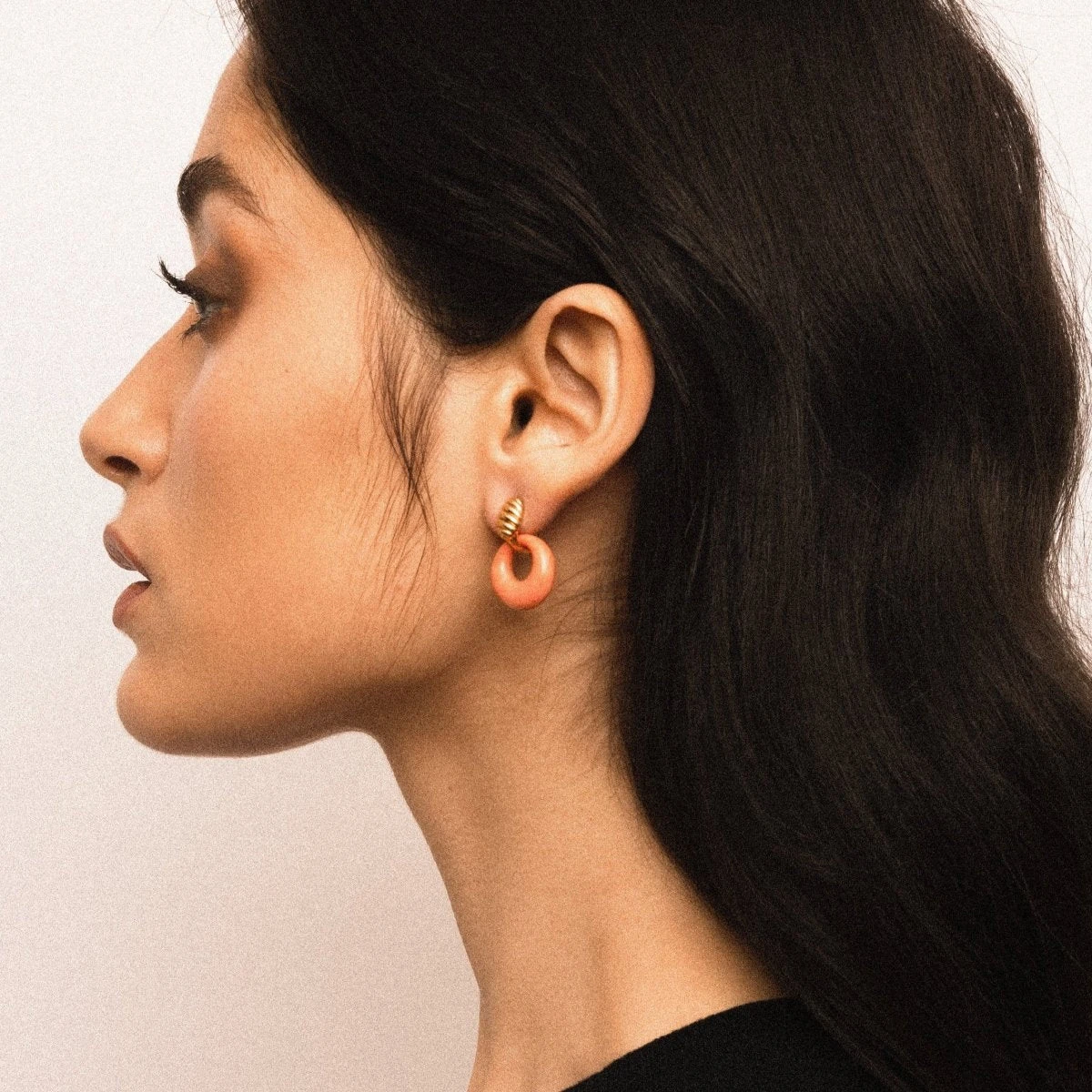 Boucles D'oreilles VAN CLEEF & ARPELS En Or Jaune, Lapis Lazuli, Corail Et Onyx 4 Boucles D'oreilles VAN CLEEF & ARPELS En Or Jaune, Lapis Lazuli, Corail Et Onyx – Image 4