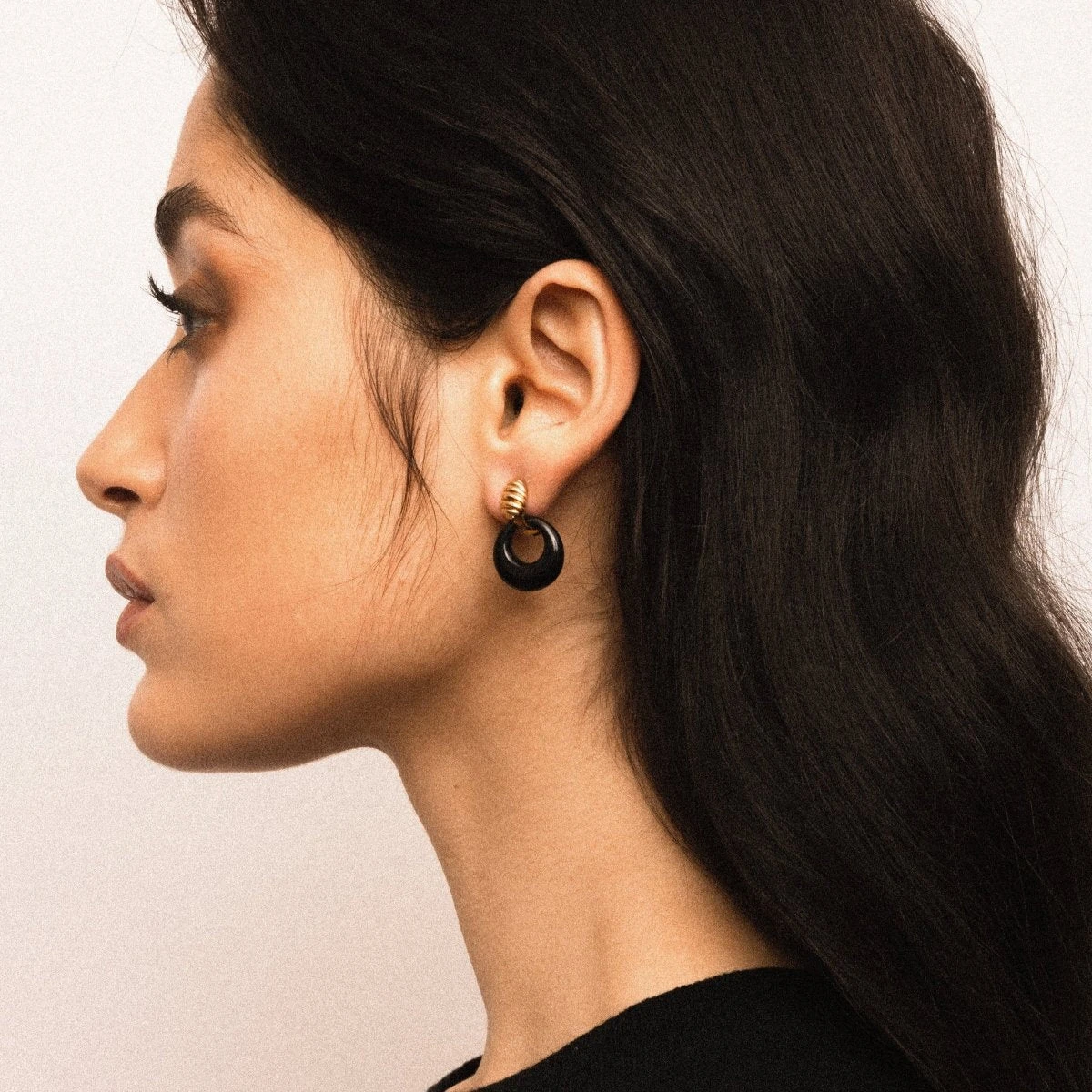 Boucles D'oreilles VAN CLEEF & ARPELS En Or Jaune, Lapis Lazuli, Corail Et Onyx 6 Boucles D'oreilles VAN CLEEF & ARPELS En Or Jaune, Lapis Lazuli, Corail Et Onyx – Image 6