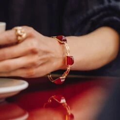 Bracelet Articulé En Or Jaune Et Cornaline En Pain De Sucre -Castafiore Boutique bracelet articule en or jaune et cornaline en pain de sucre 478847