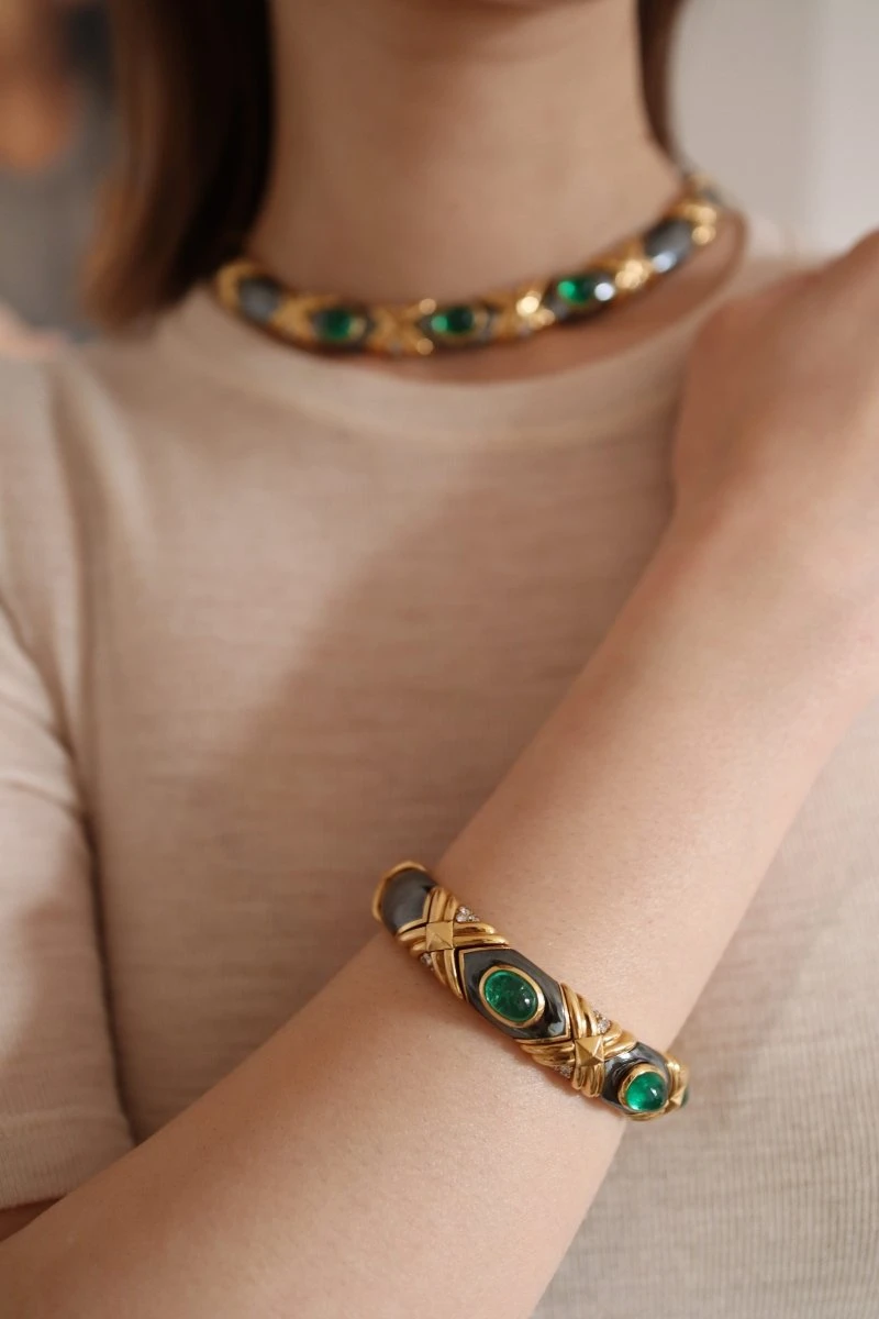 Bracelet Jonc BULGARI En Or Jaune, Hématite, émeraudes Et Diamants 2 Bracelet Jonc BULGARI En Or Jaune, Hématite, émeraudes Et Diamants – Image 2