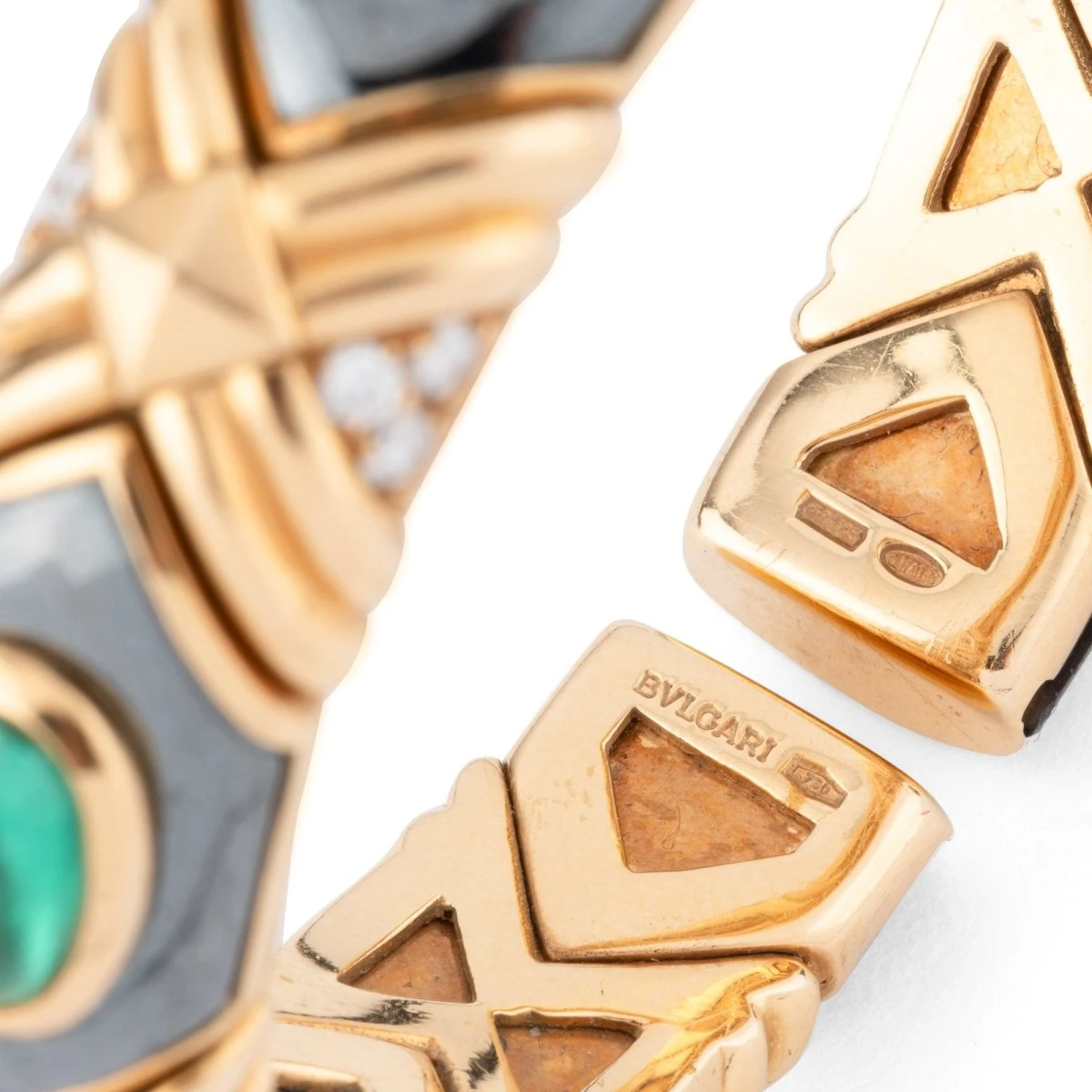 Bracelet Jonc BULGARI En Or Jaune, Hématite, émeraudes Et Diamants 5 Bracelet Jonc BULGARI En Or Jaune, Hématite, émeraudes Et Diamants – Image 5