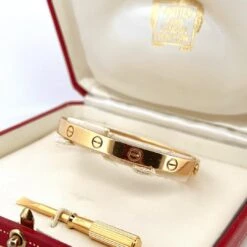 Bracelet Jonc CARTIER "Love" En Or Jaune -Castafiore Boutique bracelet jonc cartier love en or jaune 652334