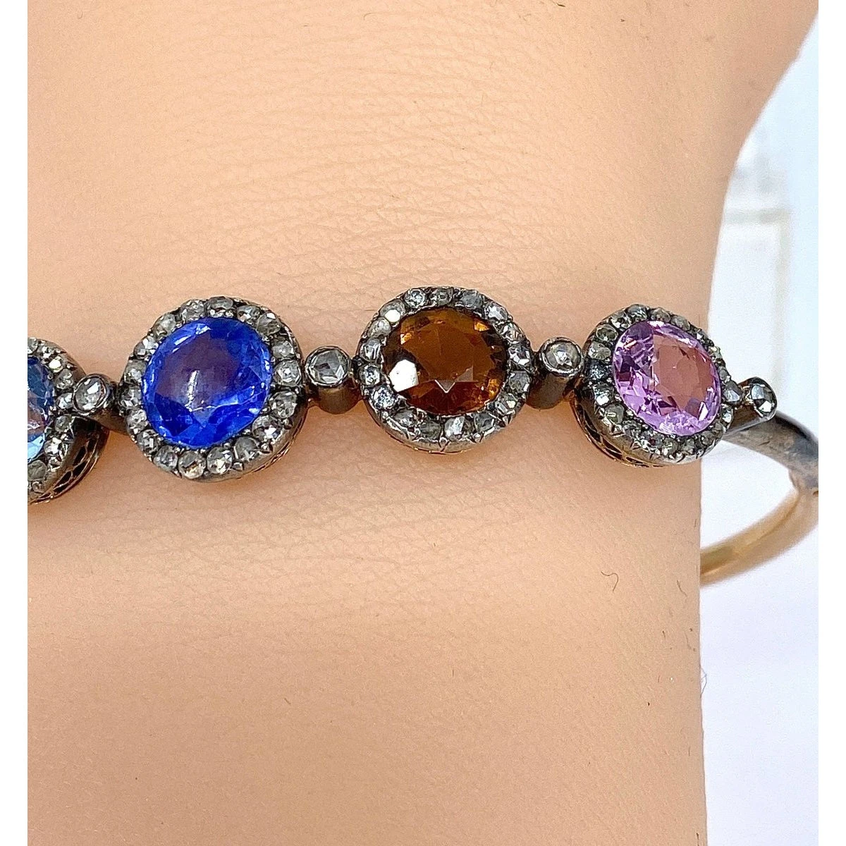 Bracelet Jonc En Or 18 Carats, Multipierres: Saphir,topazes,citrine. Epoque Napoléon III 4 Bracelet Jonc En Or 18 Carats, Multipierres: Saphir,topazes,citrine. Epoque Napoléon III – Image 4