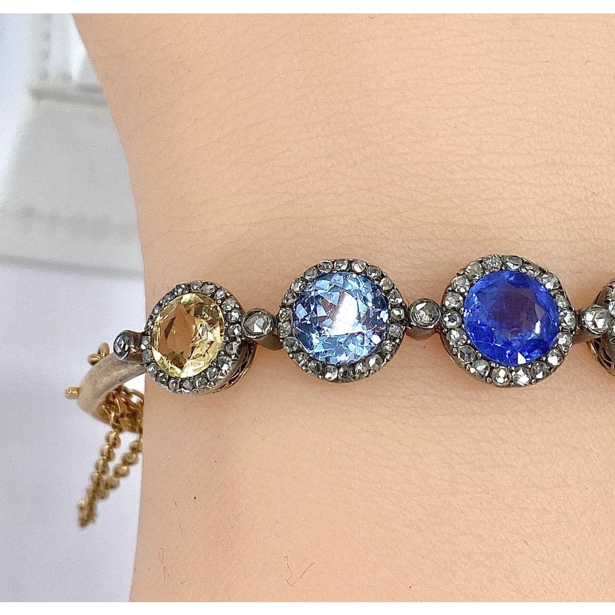 Bracelet Jonc En Or 18 Carats, Multipierres: Saphir,topazes,citrine. Epoque Napoléon III 8 Bracelet Jonc En Or 18 Carats, Multipierres: Saphir,topazes,citrine. Epoque Napoléon III – Image 8