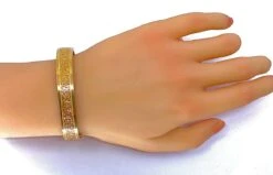 Bracelet Jonc En Or 18 Carats Ouvrant, Ciselé D’arabesques Et De Volutes -Castafiore Boutique bracelet jonc en or 18 carats ouvrant cisele darabesques et de volutes 197002