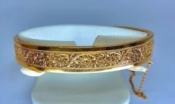 Bracelet Jonc En Or 18 Carats Ouvrant, Ciselé D’arabesques Et De Volutes -Castafiore Boutique bracelet jonc en or 18 carats ouvrant cisele darabesques et de volutes 339260