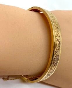 Bracelet Jonc En Or 18 Carats Ouvrant, Ciselé D’arabesques Et De Volutes -Castafiore Boutique bracelet jonc en or 18 carats ouvrant cisele darabesques et de volutes 457978