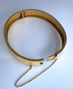 Bracelet Jonc En Or 18 Carats Ouvrant, Ciselé D’arabesques Et De Volutes -Castafiore Boutique bracelet jonc en or 18 carats ouvrant cisele darabesques et de volutes 541263