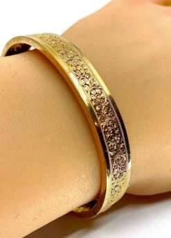 Bracelet Jonc En Or 18 Carats Ouvrant, Ciselé D’arabesques Et De Volutes