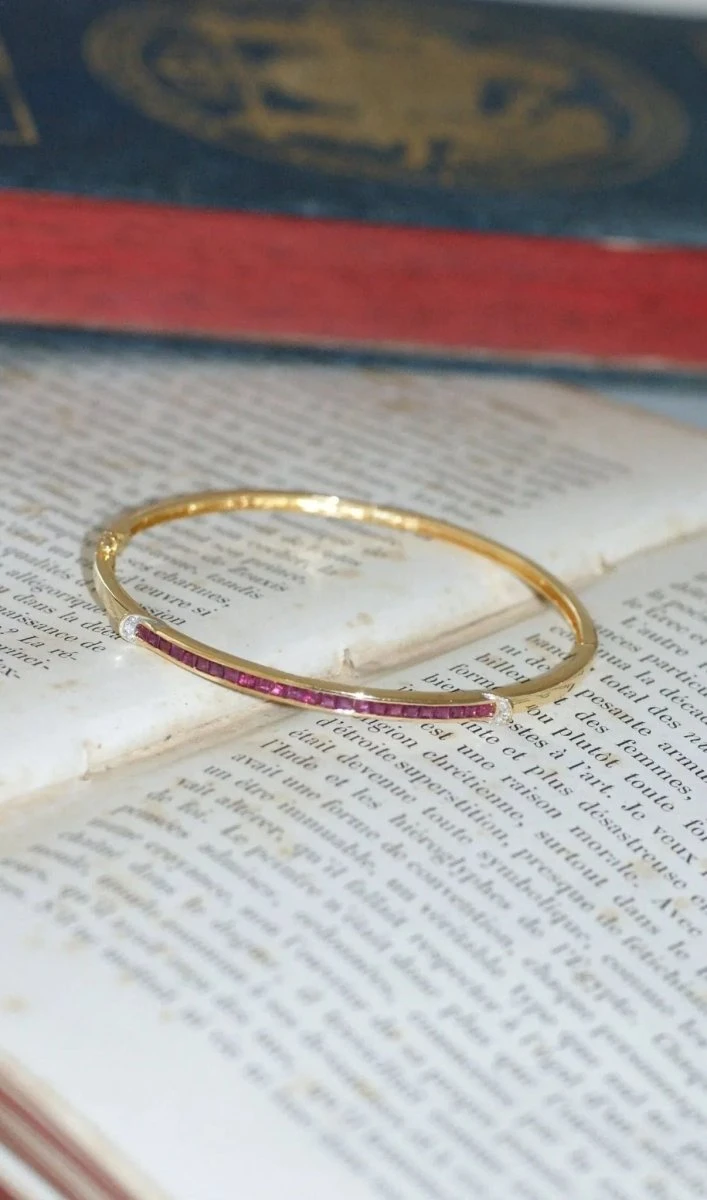 Bracelet Jonc Ouvrant Rubis Calibrés Et Diamants 2 Bracelet Jonc Ouvrant Rubis Calibrés Et Diamants – Image 2