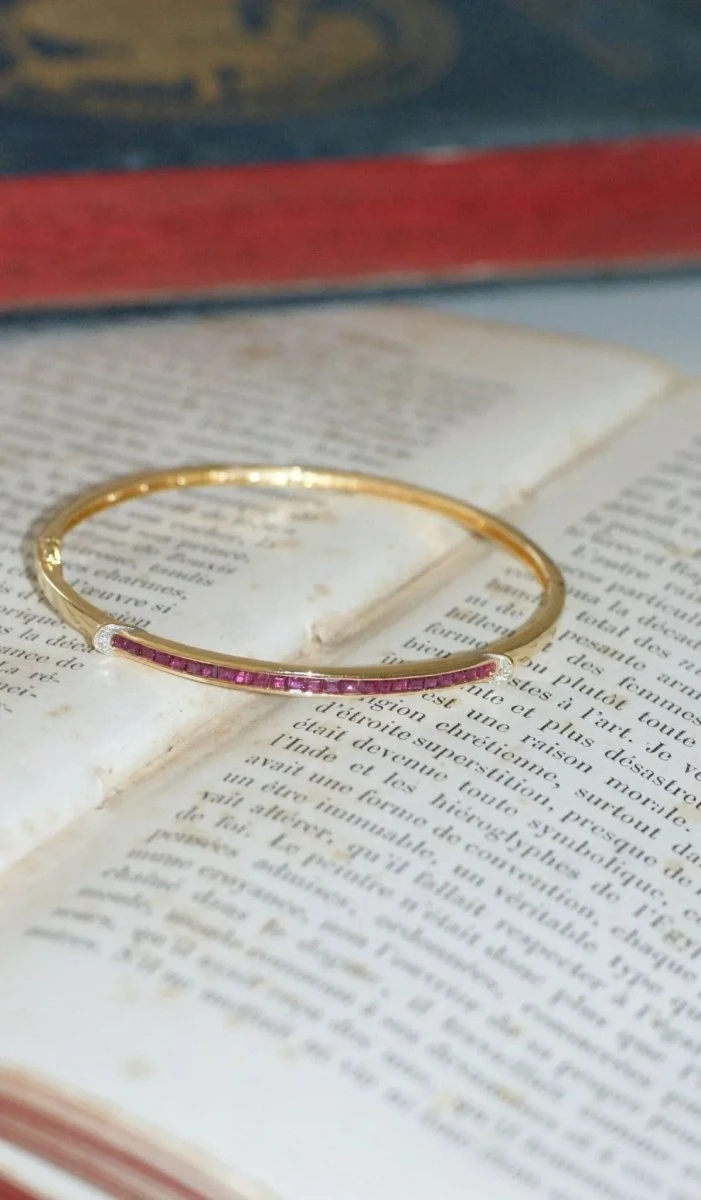 Bracelet Jonc Ouvrant Rubis Calibrés Et Diamants 8 Bracelet Jonc Ouvrant Rubis Calibrés Et Diamants – Image 8