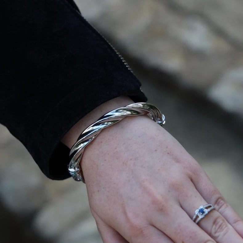 Bracelet Jonc Torsadé En Or Blanc 2 Bracelet Jonc Torsadé En Or Blanc – Image 2