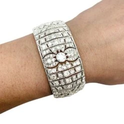 Miller Bracelet Manchette Art Déco En Platine Et Diamants -Castafiore Boutique bracelet manchette art deco en platine et diamants 300433