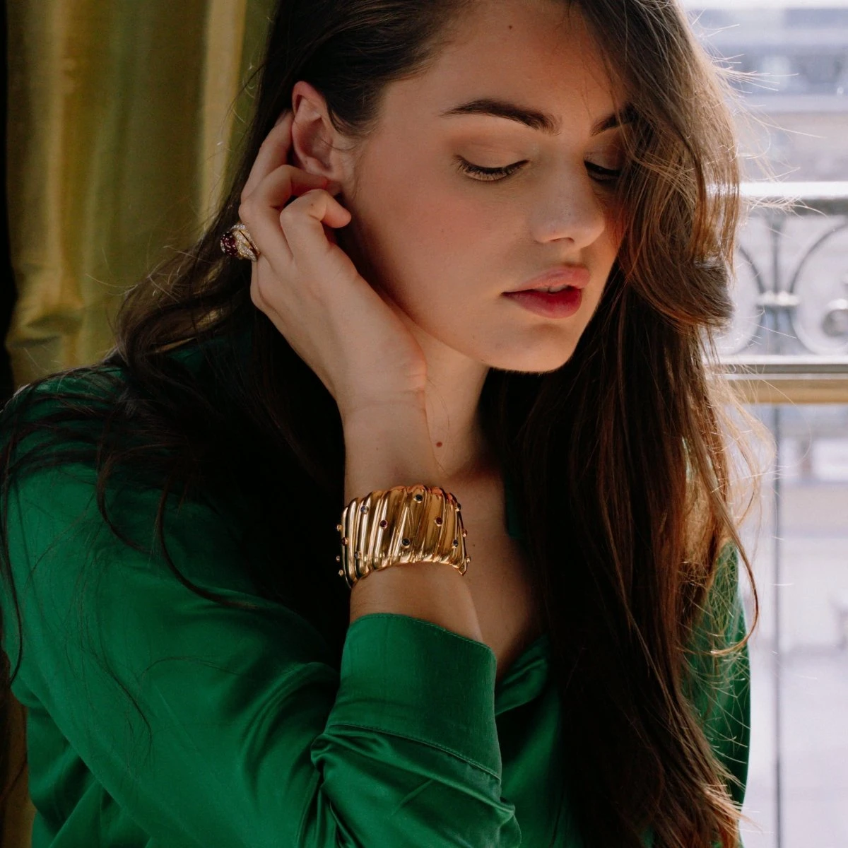 Bracelet Manchette MARCHAK En Or Jaune, Rubis Et Saphirs 2 Bracelet Manchette MARCHAK En Or Jaune, Rubis Et Saphirs – Image 2